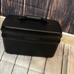 Samsonite Sleek Black Travel Case with 2 keys and travel mirror